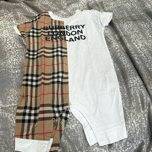 Burberry bodysuit unisex 6months